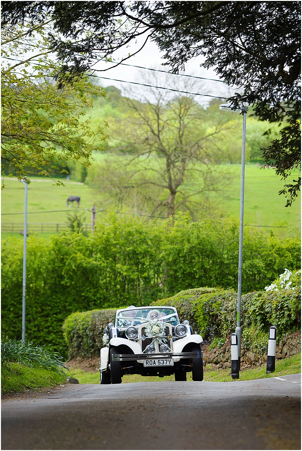 bride and dad arrive in wedding car