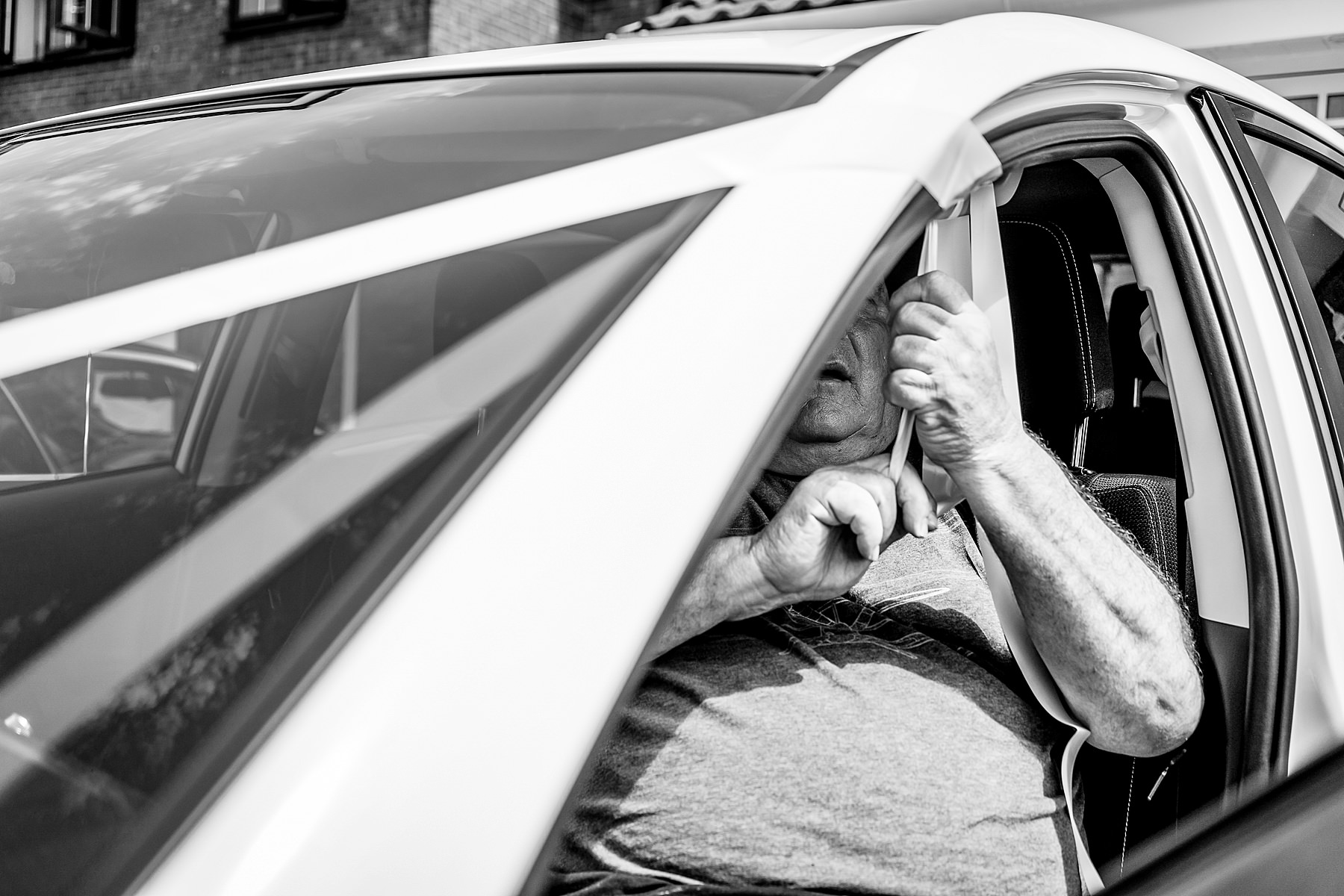 dad putting ribbons on car