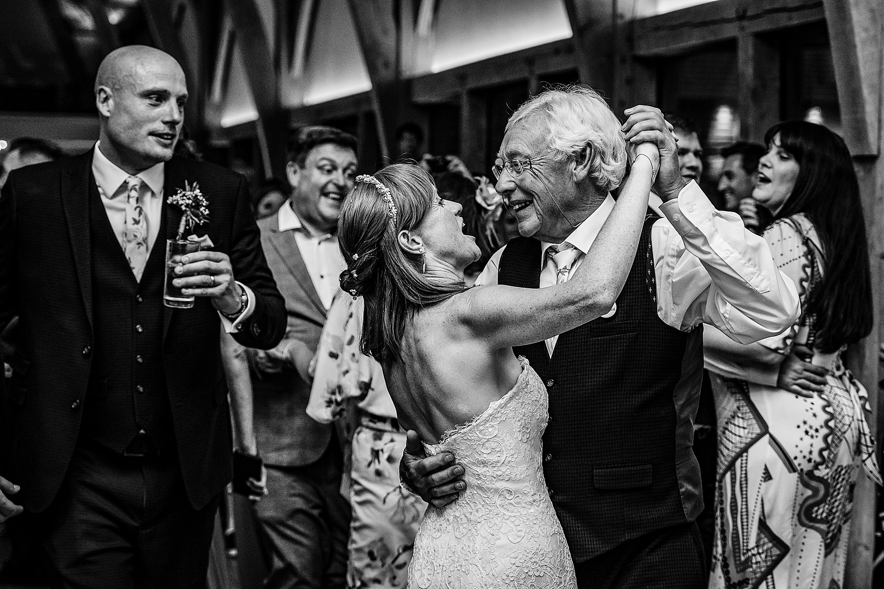 bride adances with dad